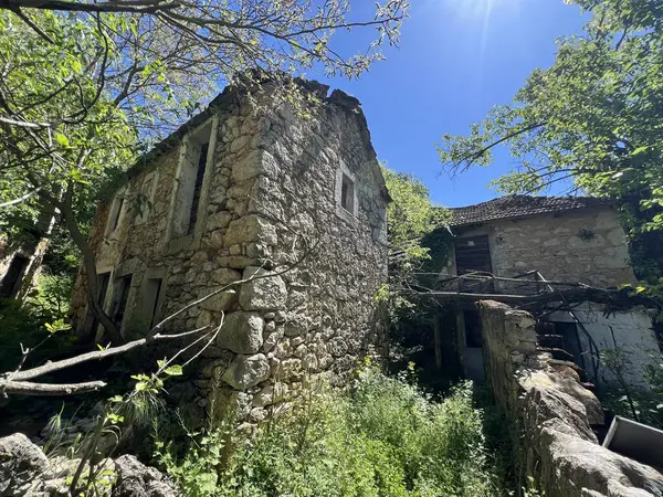 Eski terk edilmiş Stari Popovici (Knin, Hırvatistan) - Napusteni zaselak Stari Popovici ili Staro selo Popovici kod Knina (Biskupija, Hırvatistan))