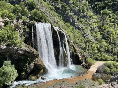 Şelale Topoljski Buk veya Krcic Şelalesi (Knin, Hırvatistan) - Wasserfall Topoljski Buk oder Krcicfall (Knin, Kroatien) - Vodopad Topoljski buk, Slap Krcic ili Veliki şaplak (Knin, Hrvatska)