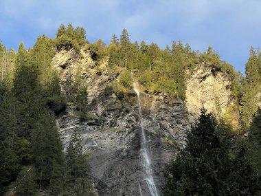 Alp Vadisi Reichenbachtal 'da Seilibach şelalesi veya Seilibachfall (Willigen, İsviçre) - Seilibach-Wasserfall oder Seilibachfall im Alpental Reichenbachtal (Willigen, Schweiz)