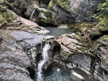 Şelale Reichenbachfall (Willigen, İsviçre) - Schlucht und Kaskaden oberhalb des Wasserfall Reichenbachfall oder Rychenbachfall (Willigen, Schweiz)