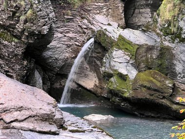 Şelale Reichenbachfall (Willigen, İsviçre) - Schlucht und Kaskaden oberhalb des Wasserfall Reichenbachfall oder Rychenbachfall (Willigen, Schweiz)