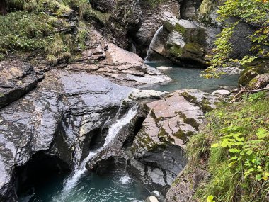 Şelale Reichenbachfall (Willigen, İsviçre) - Schlucht und Kaskaden oberhalb des Wasserfall Reichenbachfall oder Rychenbachfall (Willigen, Schweiz)