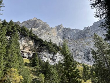 Reichenbachtal (Willigen, İsviçre) - Steile Kalksteingipfel ueber dem alpinen Reichenbachtal (Willigen, Schweiz)