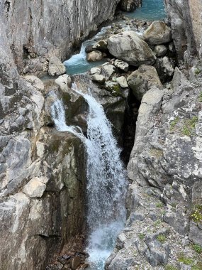 Glacier Gorge Rosenlaui veya Rosenlauischlucht, İsviçre (UNESCO Dünya Mirası) - Wasserfaelle im Gletscherschlucht Rosenlaui - Meiringen (UNESCO-Welterbe Swiss Alps Jungfrau-Aletsch)