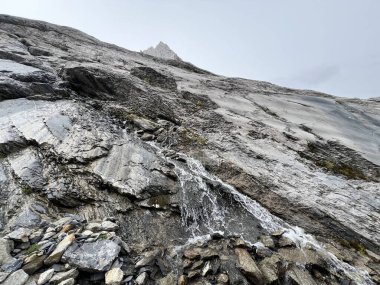 İsviçre Rosenlaui buzulunun eteğindeki Alp Şelaleleri - Alp Gletscherwasserfaelle am Fusse des Rosenlauigletschers, Schweiz