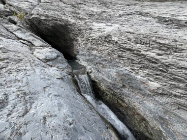 İsviçre Rosenlaui buzulunun eteğindeki Alp Şelaleleri - Alp Gletscherwasserfaelle am Fusse des Rosenlauigletschers, Schweiz