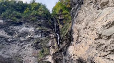 Şelale Reichenbachfall veya Rychenbachfall Haslital vadisinde (Willigen, İsviçre) - Wasserfall Reichenbachfall oder Rychenbachfall im Haslital (Willigen, Schweiz)