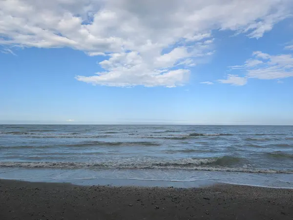 Deniz kumlu bir plajla kaplıdır..
