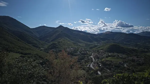 Yazın güzel dağ manzarası