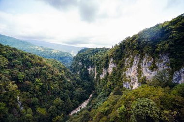 Okatse Kanyonu, kanyonun üzerinde yürüyüş yolu, yeşil orman, vahşi dağların güzel manzarası. Yaz günü. Georgia