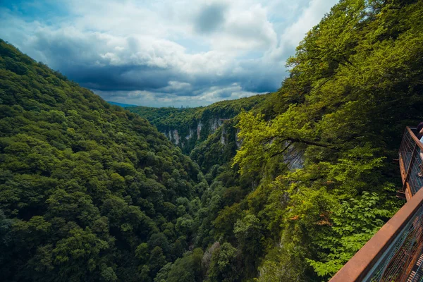 Okatse Canyon Sendero Sobre Cañón Bosque Verde Hermosa Vista Las —  Fotos de Stock