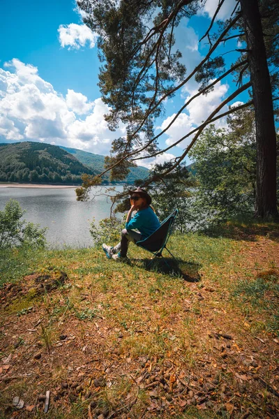 Girl Enjoy View Mountain Overlooking Lake Sit Folding Portable Camping — Stock Photo, Image