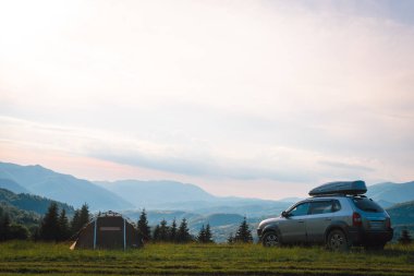 Prislop pasosu, Zakarpattia, Ukrane - 12 Haziran 2021: Gri Hyundai Tucson 2006, terra sürücü çatı rafı, arazi aracı açık hava aracı. Vahşi doğada kamp. Çadırlar ve aktif eğlence Karpatlar 'ın tepesinde.