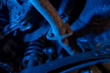 Egzoz borusunun bağlantısı, conta ve sistemin sıkılığı. Tamir ve araba servisi kavramı. Seçici odak.