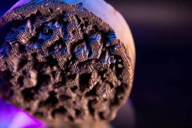 Kullanılmış, tahrip edilmiş, deformasyonla. Zararlı emisyon filtresi, araçtan katalizör. Detaylı olarak kapat. Değerli metaller içeren malzeme. Egzoz sistemi susturucusu. Siyah arkaplan.