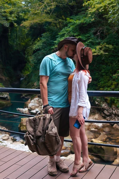 旅行者 背包客 亲吻女人 夫妇的人 垂直的照片 旅游和娱乐 马蒂维里峡谷格鲁吉亚 — 图库照片