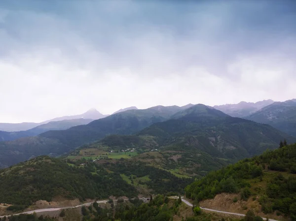 夏天的山谷 美丽的路通往梅斯蒂亚 格鲁吉亚Hebudi的Tsalanari 自然和汽车旅行的概念 高山间的柏油路 — 图库照片