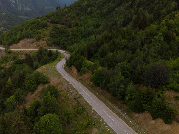 夏の山の谷 メシアへの美しい道路の道 ジョージア州ヘブディのツァラナーリ 自然と車の旅行の概念 山の間のアスファルトの道路 — ストック写真