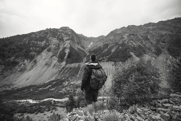 Wandelaar Gaat Langs Groene Heuvels Kaukasus Bergen Svaneti Georgia Zomer — Stockfoto