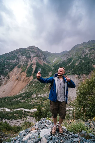 Viajero Pie Solo Tomar Una Foto Selfie Teléfono Inteligente Montañas —  Fotos de Stock
