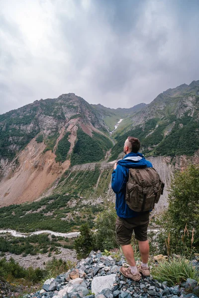 Wandelaar Met Rugzak Stand Alone Kijk Afstand Ushba Mount Groene — Stockfoto