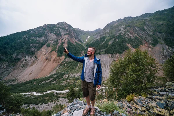 Traveler Stand Alone Neem Een Foto Selfie Zijn Smartphone Kaukasus — Stockfoto