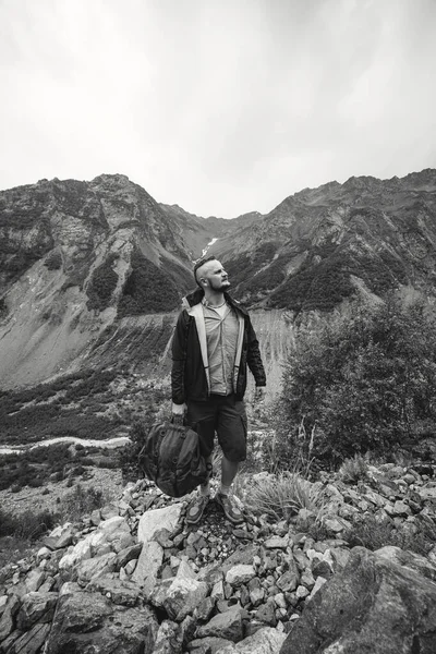徒步旅行者手里拿着军事背包 独自站在山顶上 格鲁吉亚斯瓦涅季高加索山脉 小径到Chalaadi釉面垂直的照片 黑人和白人 — 图库照片