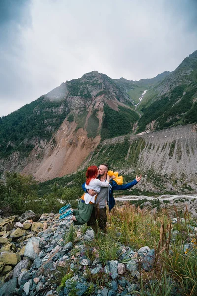一对夫妇 一个男人和一个女人 站在目的地 彼此拥抱着快乐 在山顶上 垂直的照片 通往Chalaadi釉面的路格鲁吉亚 — 图库照片