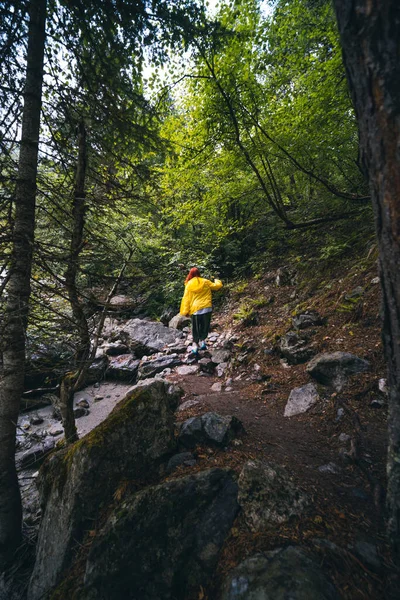 Жінка Жовтій Куртці Туристичний Пішохідний Трек Льодовика Халааді Фоновому Бурхливому — стокове фото