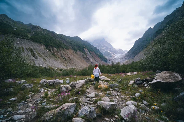 Vrouw Wandelaar Uitzicht Prachtige Zomer Berglandschap Het Gebied Van Mestia — Stockfoto