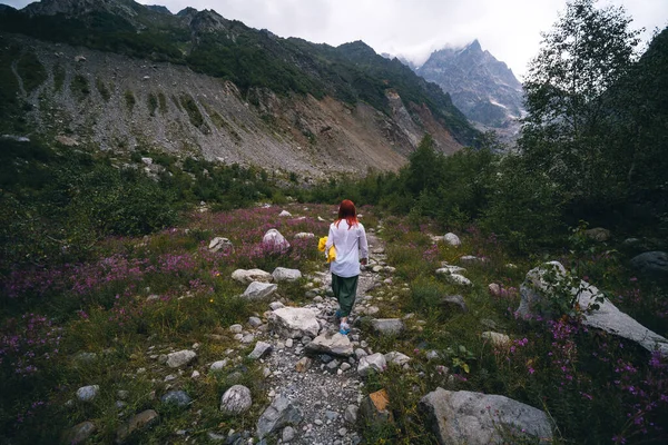 Vrouwenwandelaar Onderweg Prachtig Zomers Berglandschap Omgeving Van Het Mestia Georgië — Stockfoto