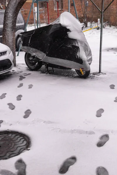 Мотоцикл Припаркованный Улице Полностью Покрытый Укрытием Плохой Погоды Снегом Лежащим — стоковое фото