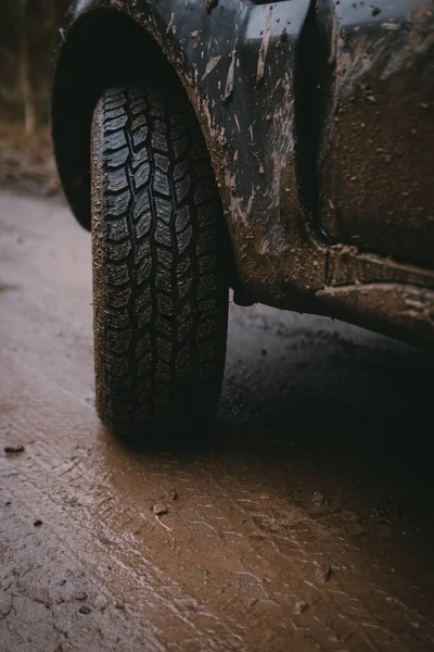 离越野车轮胎很近各种表面的保护器 通用的 乡村道路 全轮驱动车辆 四轮驱动Suv在土路上 垂直照片 — 图库照片