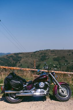 Bukovets, Ivano-Frankivsk, Ukrayna - 27 Ağustos 2022: Yamaha Dragstar XVS 400 özel helikopter kruvazörü motosikleti Carpathian Dağları 'nın zirvesinde. Seyahat ve tatil kavramı.