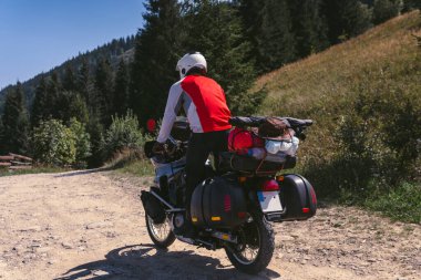 Motosikletlilerin geri bakış açısı, eylemde, yaz günü, motosiklet off road, maceralı sürücü, motosiklet turu yan çantaları, turizm, spor kıyafetleri, Karpatlar dağları Ukrayna