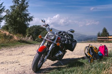 Bukovets, Ivano-Frankivsk, Ukrayna - 27 Ağustos 2022: Yamaha Dragstar XVS 400 özel helikopter kruvazörü motosikleti Carpathian Dağları 'nın zirvesinde. Seyahat ve tatil kavramı.
