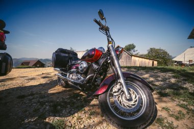 Bukovets, Ivano-Frankivsk, Ukrayna - 27 Ağustos 2022: Yamaha Dragstar XVS 400 özel helikopter kruvazörü motosikleti Carpathian Dağları 'nın zirvesinde. Seyahat ve tatil kavramı.