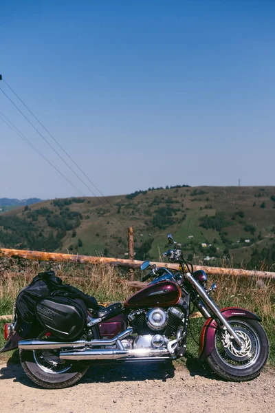 Bukovets, Ivano-Frankivsk, Ukrayna - 27 Ağustos 2022: Yamaha Dragstar XVS 400 özel helikopter kruvazörü motosikleti Carpathian Dağları 'nın zirvesinde. Seyahat ve tatil kavramı.