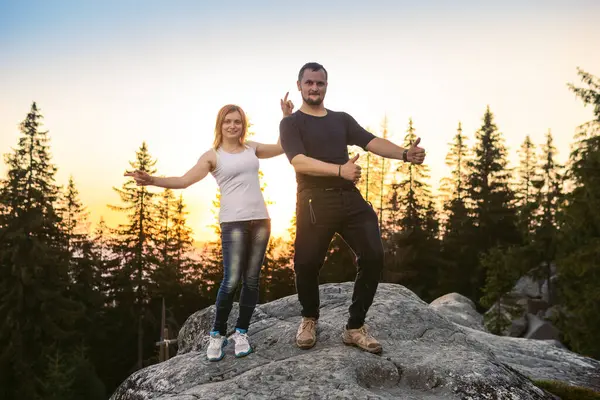 男人和女人就像在山上 日落的时候 乌克兰喀尔巴阡山脉 年轻夫妇欣赏美丽的鼓舞人心的风景 — 图库照片