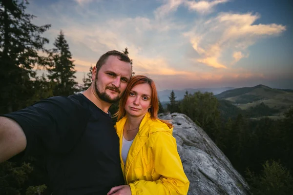 两个徒步旅行者在山顶上自拍 夏至时分 乌克兰喀尔巴阡山脉 男人和女人正在欣赏美丽的鼓舞人心的风景 — 图库照片