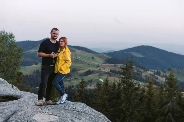 一家人在山顶上徒步旅行 乌克兰喀尔巴阡山脉 男人和女人正在欣赏美丽的鼓舞人心的风景 — 图库照片