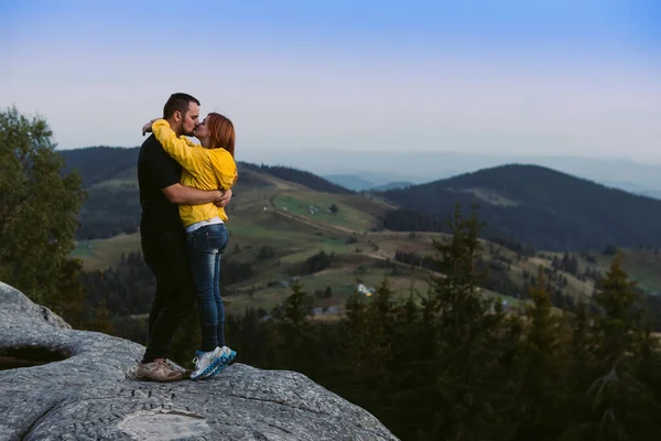 Романтическая Пара Влюбленных Туристов Горах Молодой Человек Женщина Целуются Красивый — стоковое фото