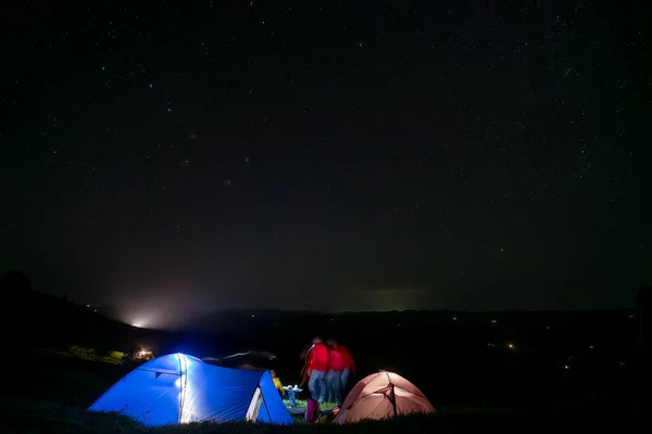 Blue Brown Tent Burning Light Stands Clearing Starry Sky Horizon — Stock Photo, Image
