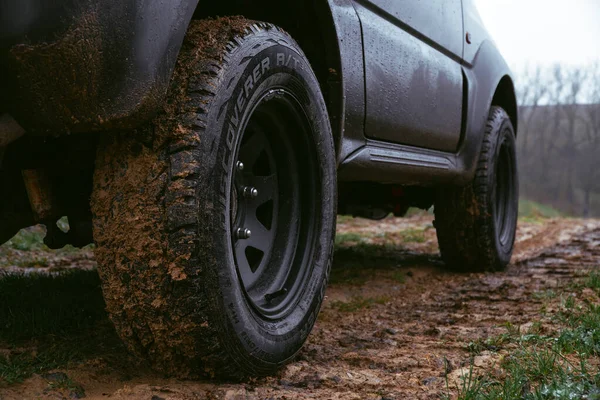 乌克兰赫梅利尼茨基 Khmelnytskyi Ukraine 2023年4月15日 Suzuki Jimny的汽车 带有各种地形和各种表面的合作发现者轮胎 泥巴和粘土 乡村道路 泥巴卡住了钢制Dotz — 图库照片