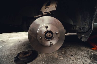 Disk freni ve araba servisi konsepti - Araç fren pedi değiştirme servisi. Bunu kendin yap, kendim. Yeni detay bölümleri.