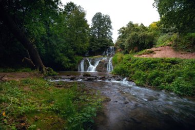 Doğa, Chervonogorodsky Şelalesi, Dzhuryn nehri üzerindeki Nyrkiv 'de Dzhurynsky Şelalesi. Ternopilska oblast, Ukrayna. Güzel manzaralı turistik bir yer. Eğlence ve aktif bir yaşam tarzı için.