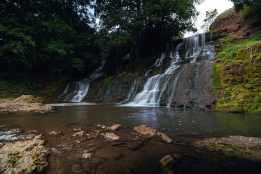 Doğa, Chervonogorodsky Şelalesi, Dzhuryn nehri üzerindeki Nyrkiv 'de Dzhurynsky Şelalesi. Ternopilska oblast, Ukrayna. Güzel manzaralı turistik bir yer. Eğlence ve aktif bir yaşam tarzı için.