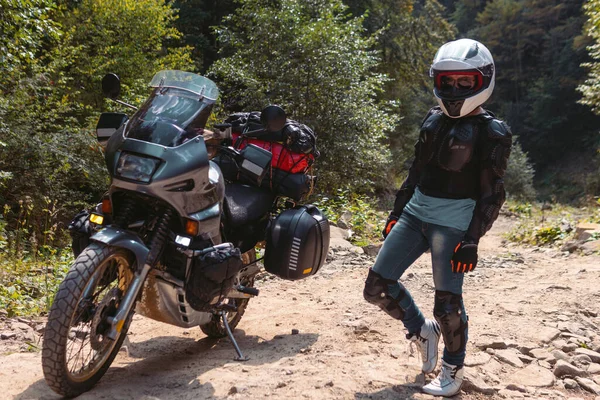 Chica Motorista Traje Especial Motocicleta Protección Rodilleras Cuello Alto Casco — Foto de Stock