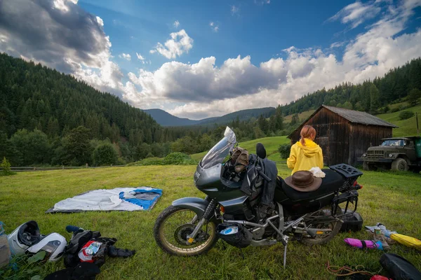 Установка Синей Палатки Прекрасным Видом Горы Путешествие Мотоцикле Туристический Мотоцикл — стоковое фото