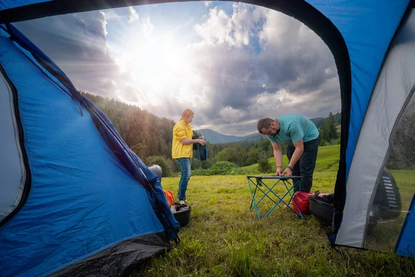 Моей Палаткой Разобьём Лагерь Ночь Пара Мужчин Женщин Установка Переносных — стоковое фото